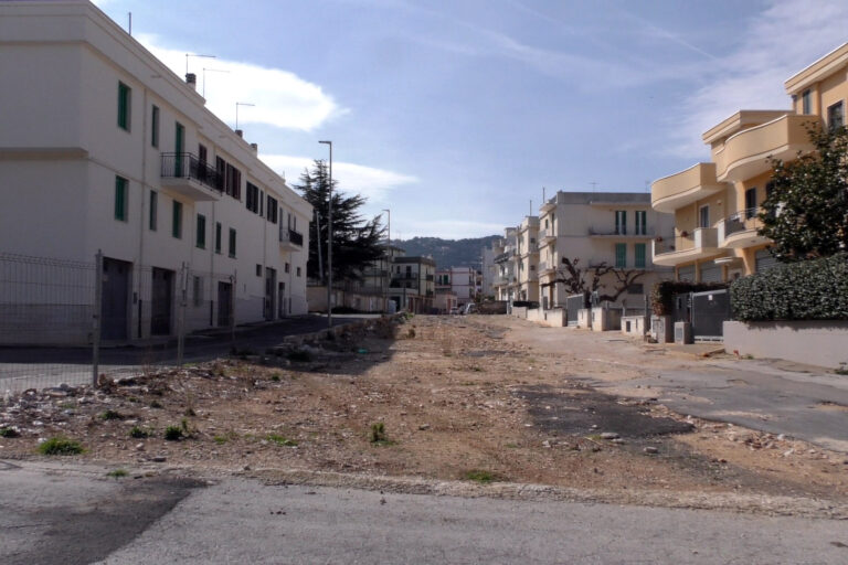 Una strada abbandonata da 30 anni VIDEO Una strada abbandonata da 30 anni VIDEO - Osservatorio Fasano