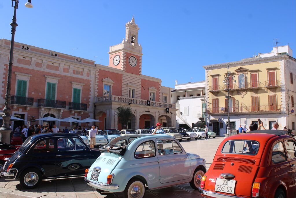 Una marea di Fiat 500 inonda Piazza Ciaia per il 2° Meeting Fiat 500 e Derivate - Osservatorio Fasano
