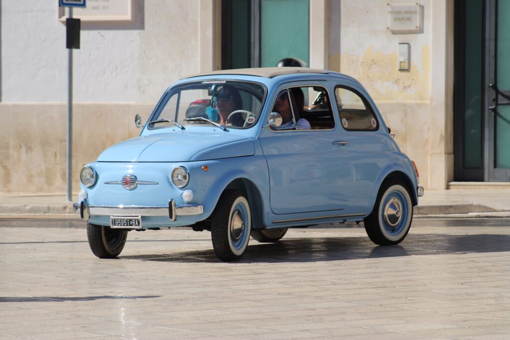 Una marea di Fiat 500 inonda Piazza Ciaia per il 2° Meeting Fiat 500 e Derivate - Osservatorio Fasano