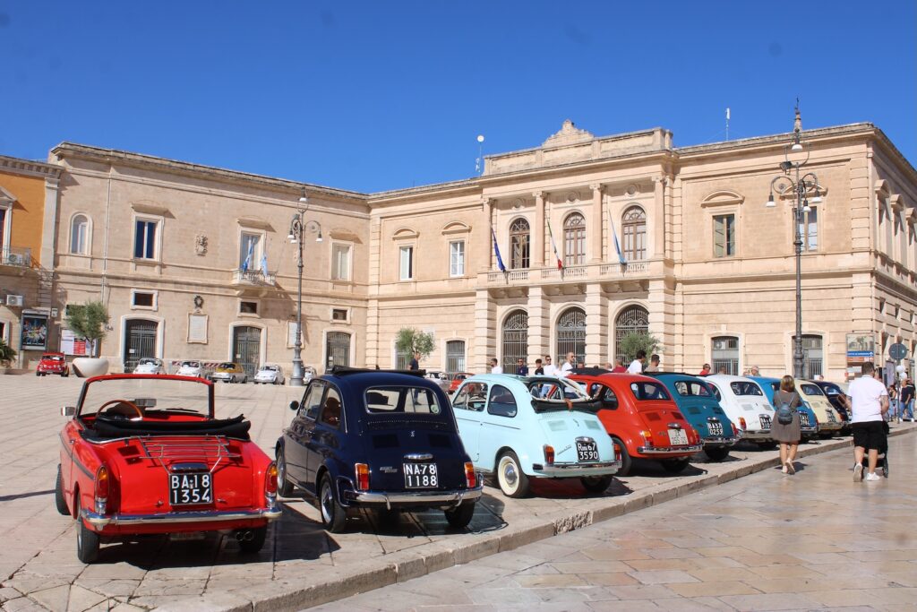 Una marea di Fiat 500 inonda Piazza Ciaia per il 2° Meeting Fiat 500 e Derivate - Osservatorio Fasano