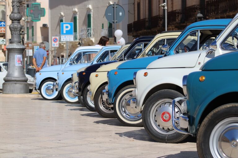 Una marea di Fiat 500 inonda Piazza Ciaia per il 2° Meeting Fiat 500 e Derivate - Osservatorio Fasano