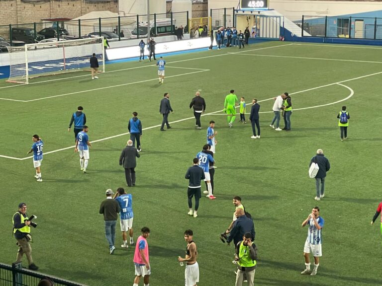 Fasano-Andria, i tifosi ospiti lanciano bombe carta e pietre in tribuna al “Vito Curlo”. VIDEO - Osservatorio Fasano