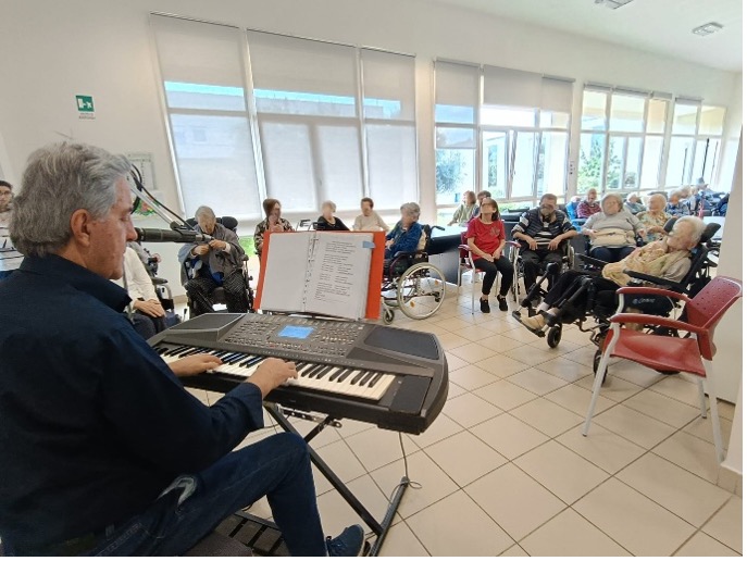 Il cuore dei bambini della Scuola dell’Infanzia per la “Festa dei Nonni” al Rossini - Osservatorio Fasano