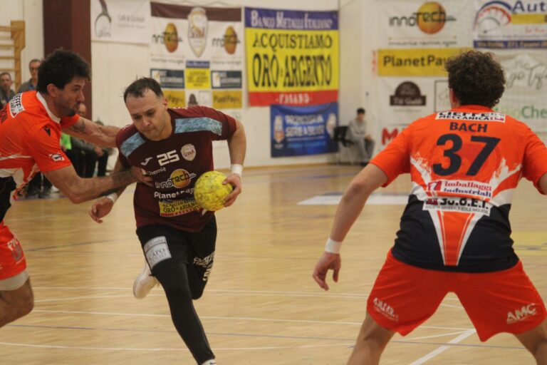 Niente da fare per la Innotech, superata da una superba Pallamano Romagna - Osservatorio Fasano