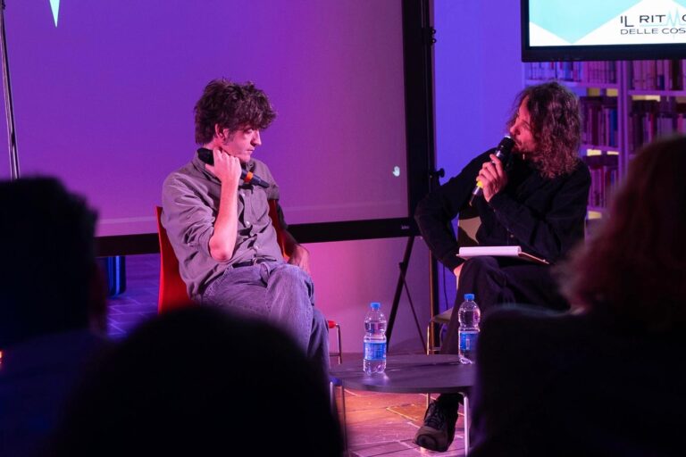 “Il ritmo delle cose”, Dente: la “Santa Tenerezza” della musica che cura l’anima “Il ritmo delle cose”, Dente: la "Santa Tenerezza" della musica che cura l'anima - Osservatorio Fasano