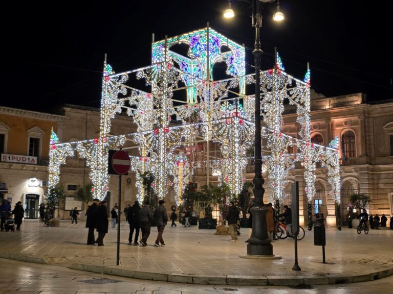 Caos Luminarie Natalizie a Fasano, Fratelli d’Italia: “Dilettanti allo sbaraglio, l’Amministrazione spreca soldi e delude la Città Caos Luminarie Natalizie a Fasano, Fratelli d'Italia: "Dilettanti allo sbaraglio, l'Amministrazione spreca soldi e delude la Città - Osservatorio Fasano