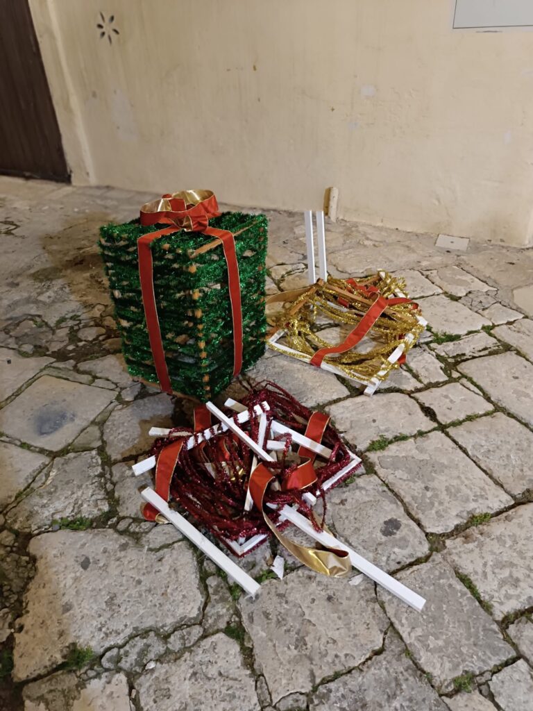 Sfregio al Natale di Fasano: vandali in azione contro le installazioni di "U ’ntrattine" - Osservatorio Fasano