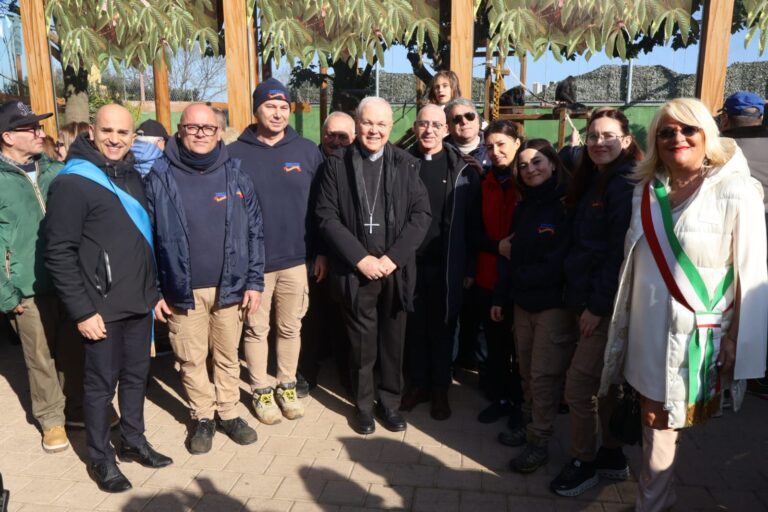 Festa di Sant’Antonio, la fede abbraccia la natura: il Vescovo benedice i cuccioli di Gorilla allo Zoosafari - Osservatorio Fasano