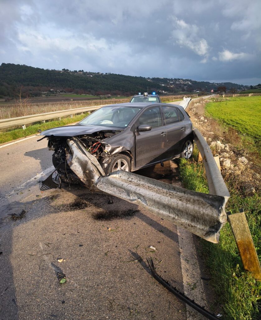 Canale di Pirro, il guard rail trafigge l'auto: 23enne vivo per miracolo - Osservatorio Fasano Canale di Pirro, il guard rail trafigge l'auto: 23enne vivo per miracolo - Osservatorio Fasano