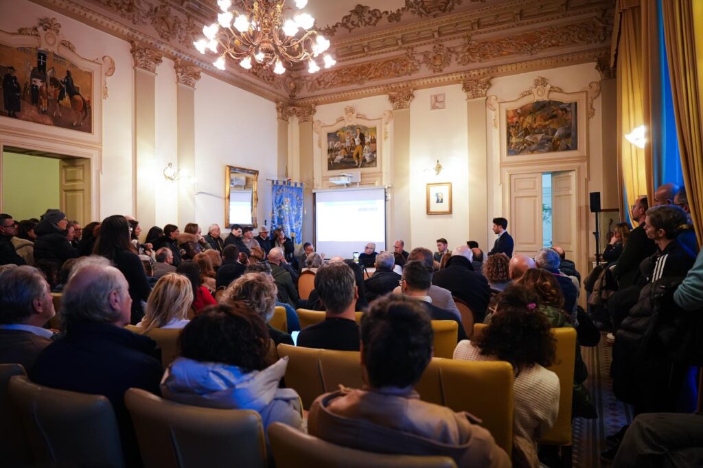 Locazioni brevi, bagno di folla a Palazzo di Città: Fasano fa scuola sulla legalità turistica - Osservatorio Fasano