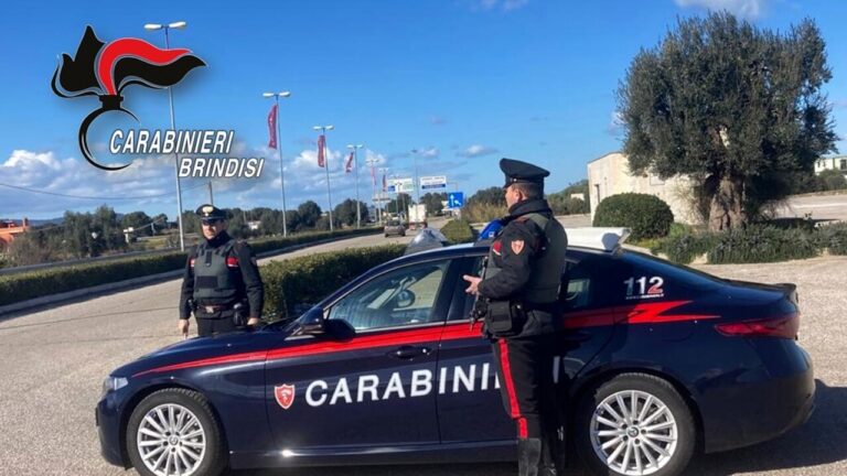 Rapina a mano armata alla fermata del bus: arrestati due giovani fasanesi Rapina a mano armata alla fermata del bus: arrestati due giovani fasanesi - Osservatorio Fasano