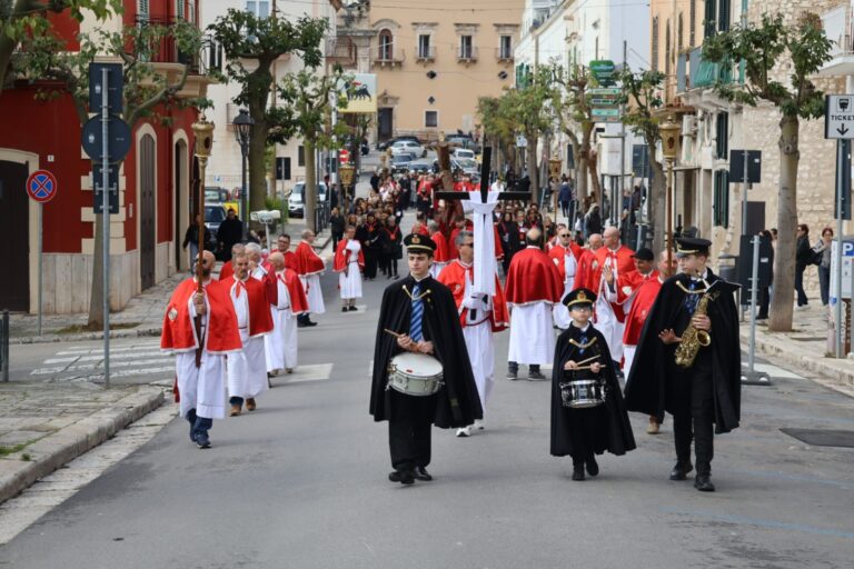 Fede e Tradizione a Fasano: le immagini delle Processioni dei Misteri - Osservatorio Fasano