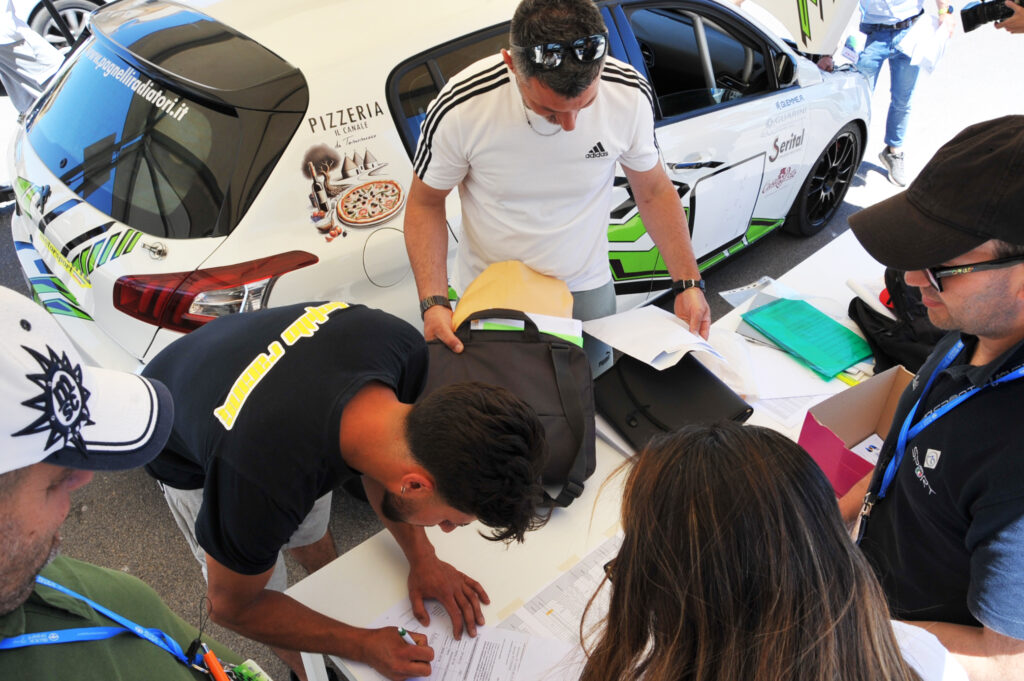 Motori accesi a Fasano: al via la 67ª Coppa Selva tra campioni, VIP e numeri da record - Osservatorio Fasano Motori accesi a Fasano: al via la 67ª Coppa Selva tra campioni, VIP e numeri da record - Osservatorio Fasano