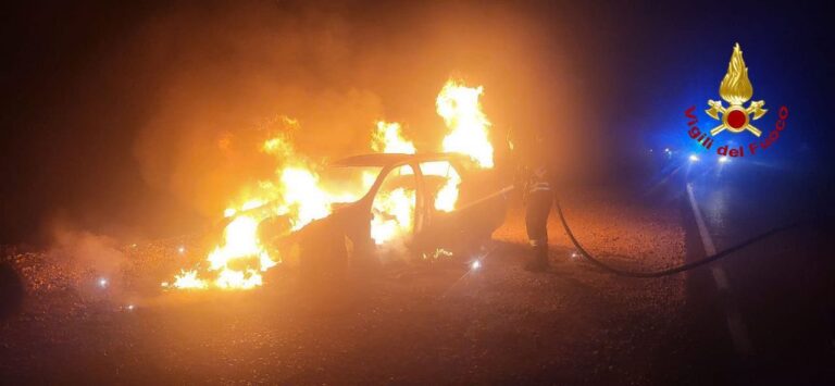 Paura nella notte: auto in fiamme sulla Provinciale, passeggeri in salvo Paura nella notte: auto in fiamme sulla Provinciale, passeggeri in salvo - Osservatorio Fasano
