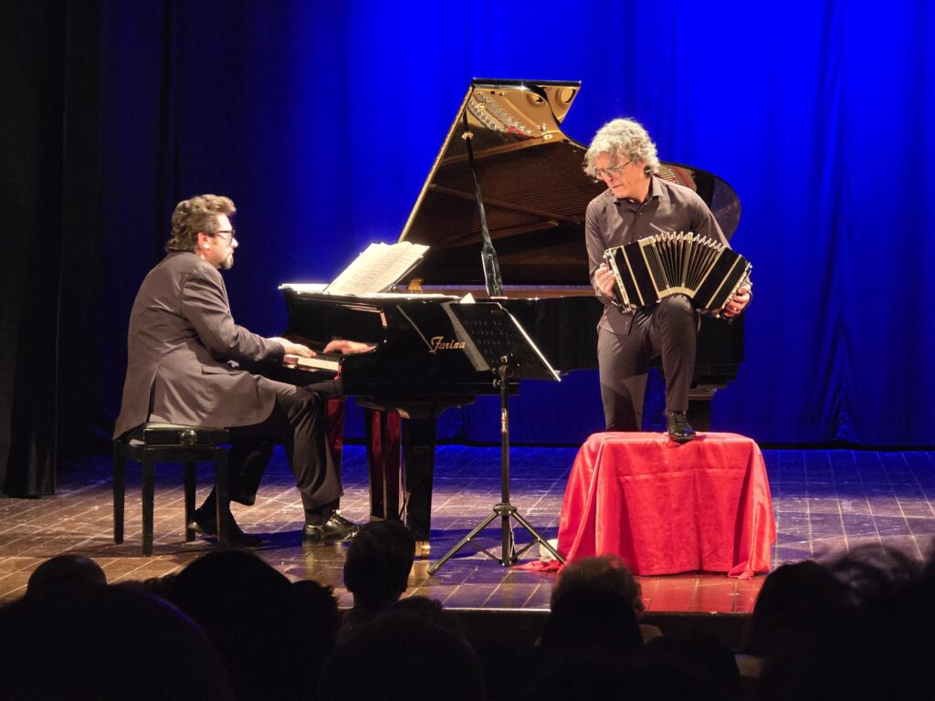 Il Teatro Sociale s’infiamma con il "Duettango": un trionfo per l’apertura del gran finale di Fasanomusica - Osservatorio Fasano