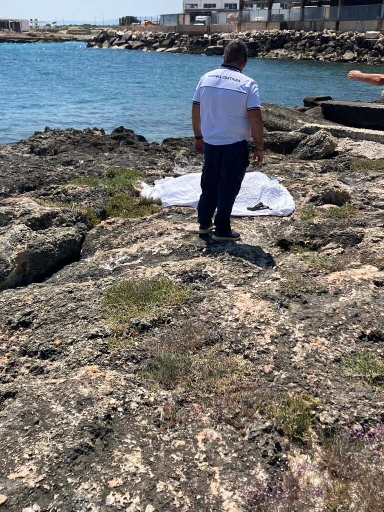 Dramma sulla scogliera a Savelletri: trovato il cadavere di un anziano Dramma sulla scogliera a Savelletri: trovato il cadavere di un anziano - Osservatorio Fasano
