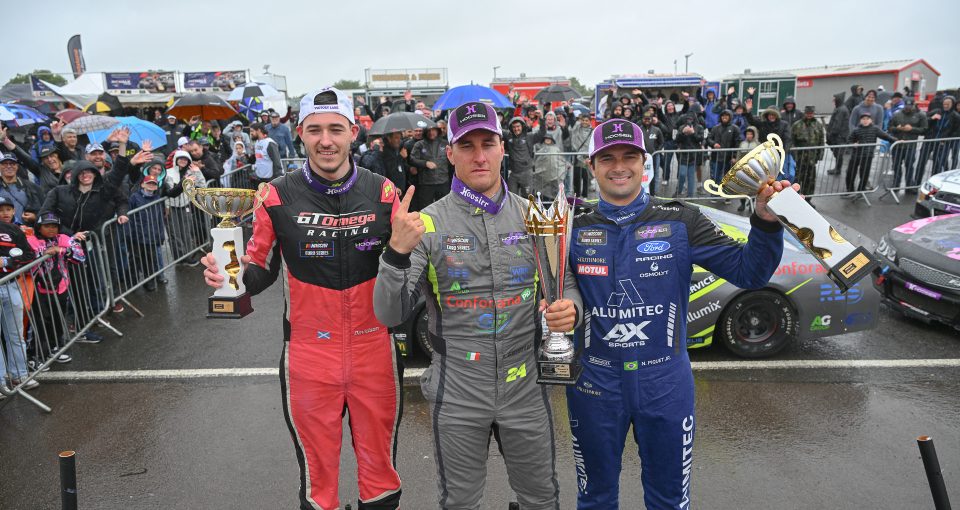 Trionfo fasanese a Brands Hatch: Ghirelli vince sotto la pioggia, Leogrande brilla sul podio Legend - Osservatorio Fasano Trionfo fasanese a Brands Hatch: Ghirelli vince sotto la pioggia, Leogrande brilla sul podio Legend - Osservatorio Fasano