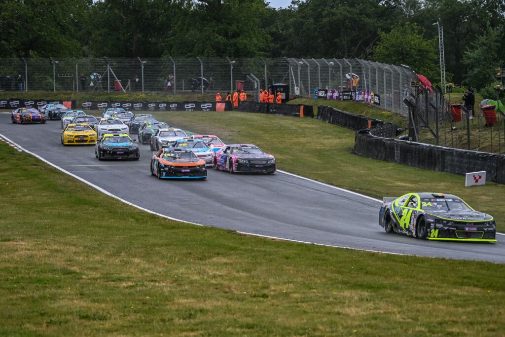 Trionfo fasanese a Brands Hatch: Ghirelli vince sotto la pioggia, Leogrande brilla sul podio Legend - Osservatorio Fasano Trionfo fasanese a Brands Hatch: Ghirelli vince sotto la pioggia, Leogrande brilla sul podio Legend - Osservatorio Fasano