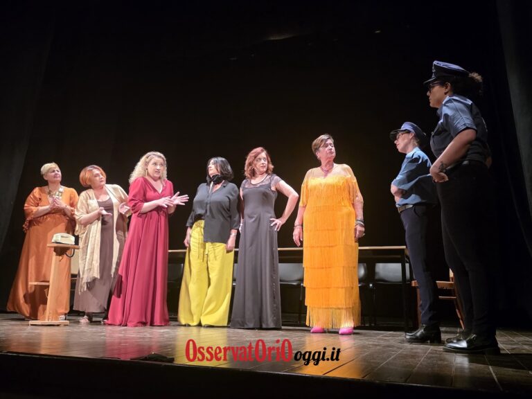 Quando il cinismo fa bene al cuore: il trionfo di "Pettegolezzi e altri disastri" al Teatro Sociale - Osservatorio Fasano