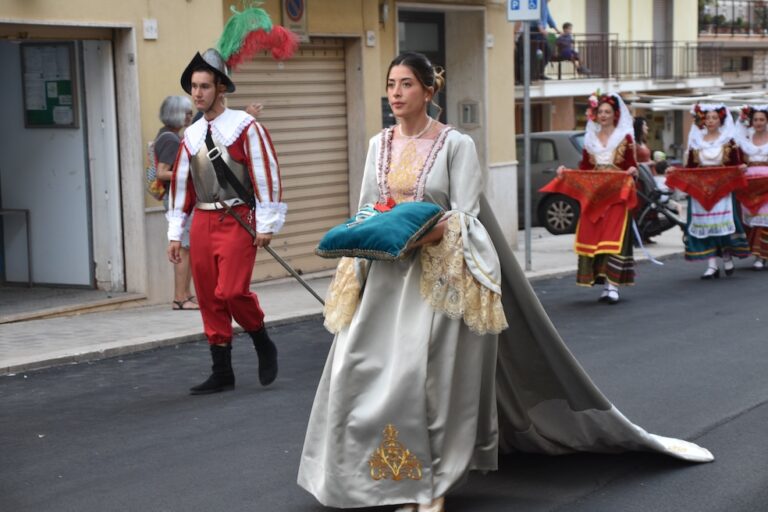 Il Giugno Fasanese entra nel vivo con la Consegna delle Chiavi e il grande corteo “La Scamiciata” Il Giugno Fasanese entra nel vivo con la Consegna delle Chiavi e il grande corteo "La Scamiciata" - Osservatorio Fasano