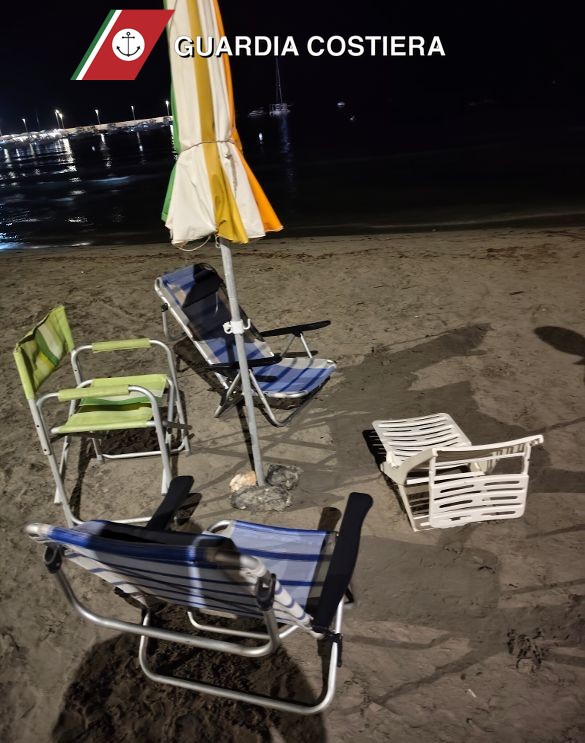 Spiagge libere occupate di notte: scatta il sequestro di ombrelloni e lettini a Torre Canne - Osservatorio Fasano Spiagge libere occupate di notte: scatta il sequestro di ombrelloni e lettini a Torre Canne - Osservatorio Fasano