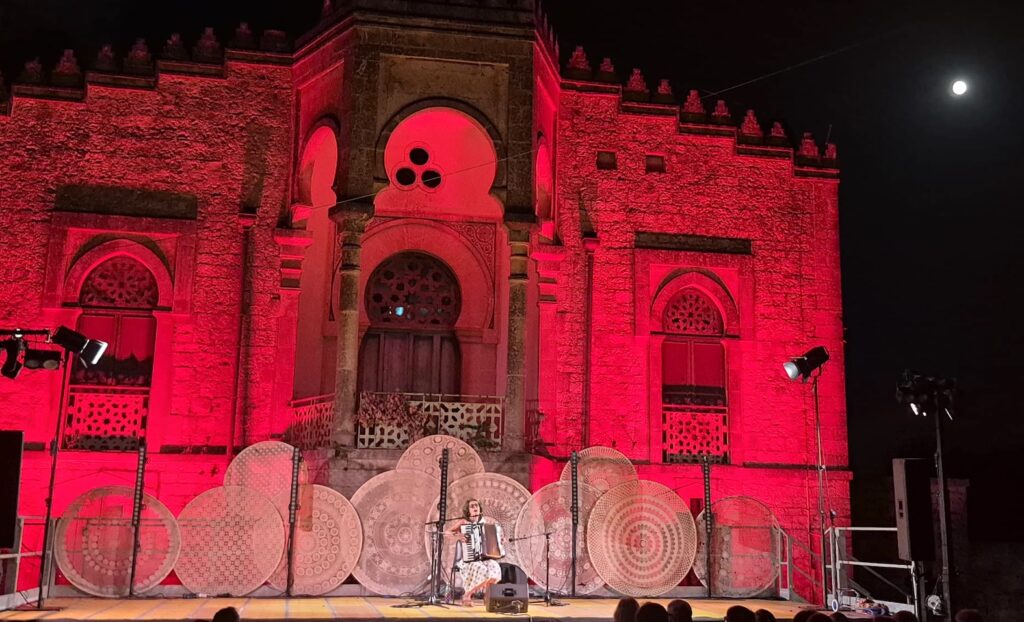 Successo ed emozione per la “Posteggia chic” di Dolores Melodia. Questa sera in scena “Selene e il mito di Cassiopea” - Osservatorio Fasano