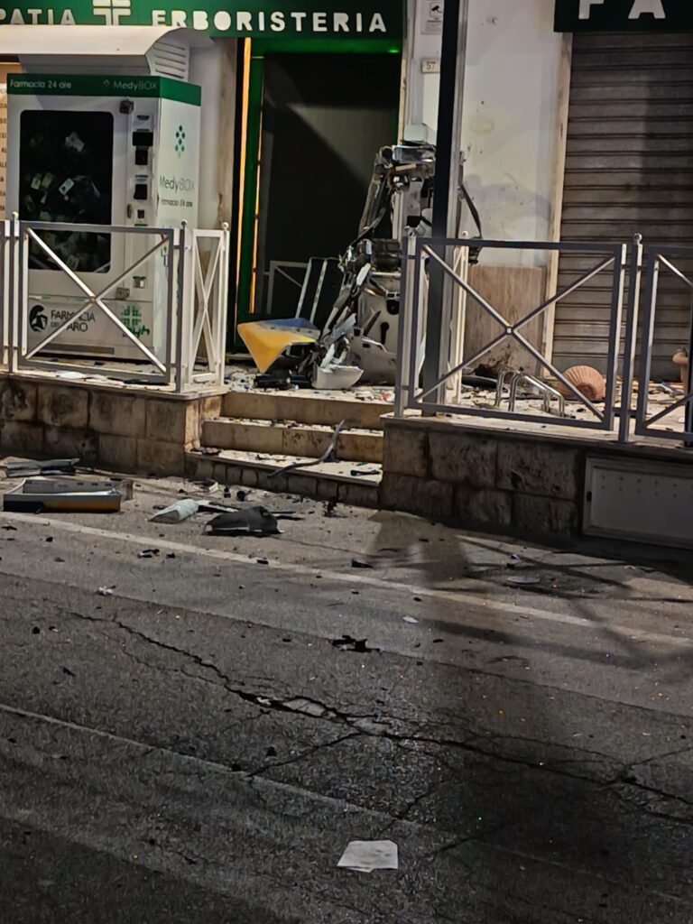 Notte di terrore a Torre Canne: esplode il bancomat, danni ingenti a farmacia e abitazioni - Osservatorio Fasano Notte di terrore a Torre Canne: esplode il bancomat, danni ingenti a farmacia e abitazioni - Osservatorio Fasano