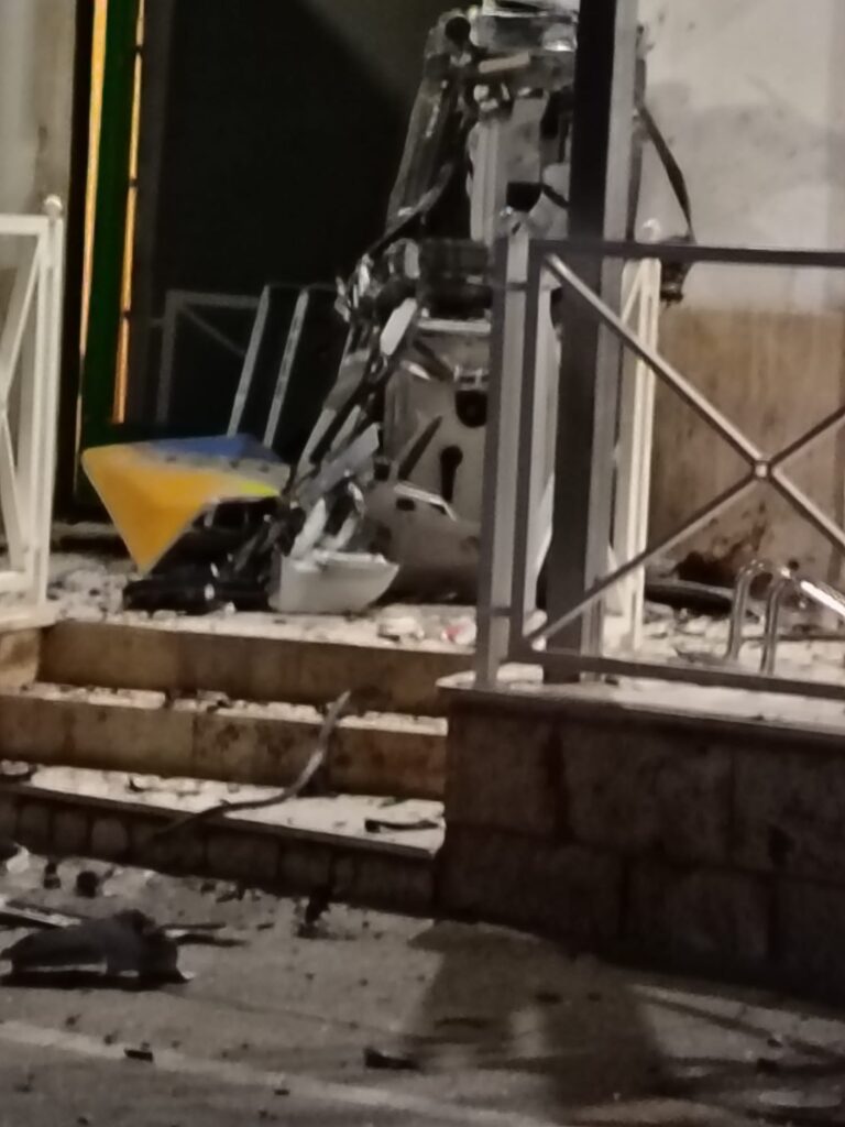 Notte di terrore a Torre Canne: esplode il bancomat, danni ingenti a farmacia e abitazioni Notte di terrore a Torre Canne: esplode il bancomat, danni ingenti a farmacia e abitazioni - Osservatorio Fasano