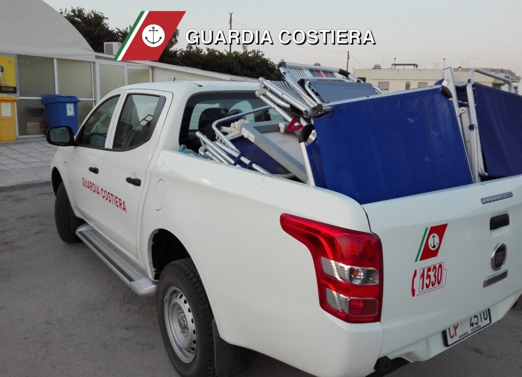 Spiagge libere occupate di notte: scatta il sequestro di ombrelloni e lettini a Torre Canne - Osservatorio Fasano Spiagge libere occupate di notte: scatta il sequestro di ombrelloni e lettini a Torre Canne - Osservatorio Fasano