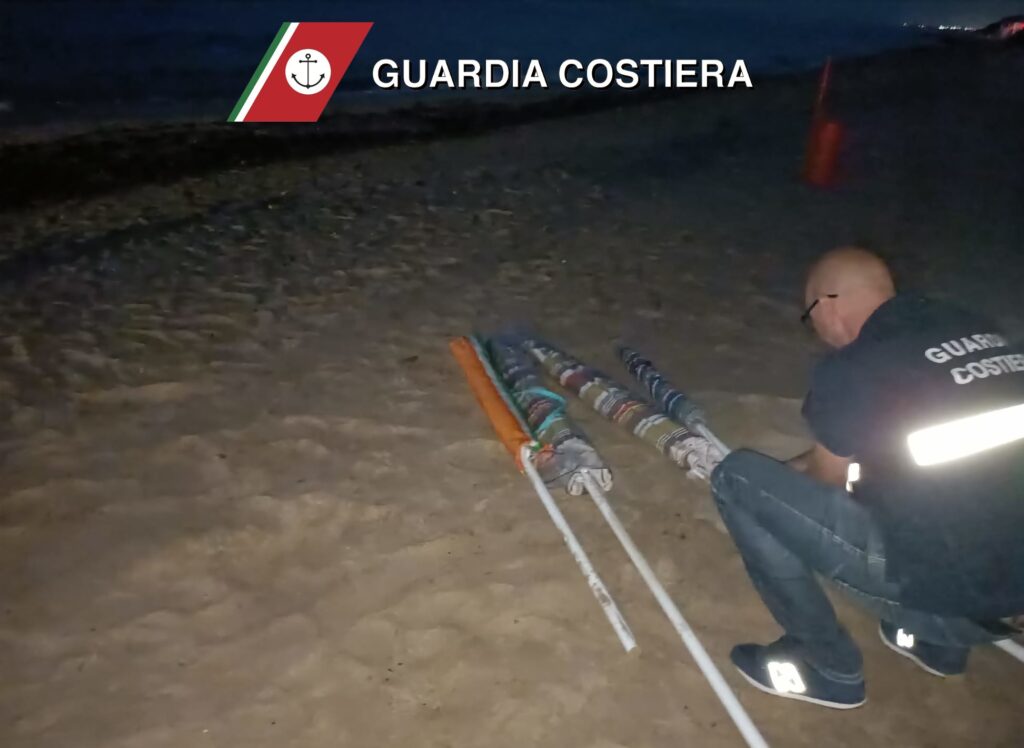 Spiagge libere occupate di notte: scatta il sequestro di ombrelloni e lettini a Torre Canne - Osservatorio Fasano Spiagge libere occupate di notte: scatta il sequestro di ombrelloni e lettini a Torre Canne - Osservatorio Fasano