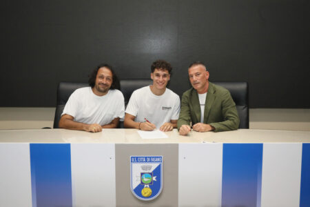 Nuovo tris di arrivi; firmano l’ala offensiva Mario Vilardi, il portiere Marco Ferilli ed il centrocampista Vincenzo Di Leva Nuovo tris di arrivi; firmano l’ala offensiva Mario Vilardi, il portiere Marco Ferilli ed il centrocampista Vincenzo Di Leva - Osservatorio Fasano