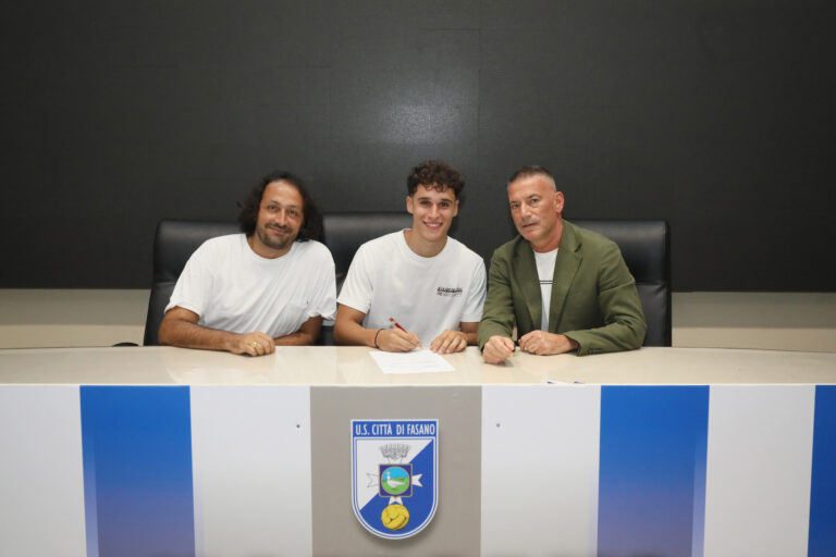 Nuovo tris di arrivi; firmano l’ala offensiva Mario Vilardi, il portiere Marco Ferilli ed il centrocampista Vincenzo Di Leva Nuovo tris di arrivi; firmano l’ala offensiva Mario Vilardi, il portiere Marco Ferilli ed il centrocampista Vincenzo Di Leva - Osservatorio Fasano