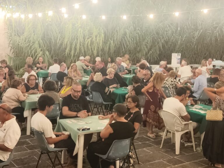 Torre Canne, in Piazza del Faro vincono la convivialità e l’ambiente: grande successo per la serata estiva Torre Canne, in Piazza del Faro vincono la convivialità e l'ambiente: grande successo per la serata estiva - Osservatorio Fasano