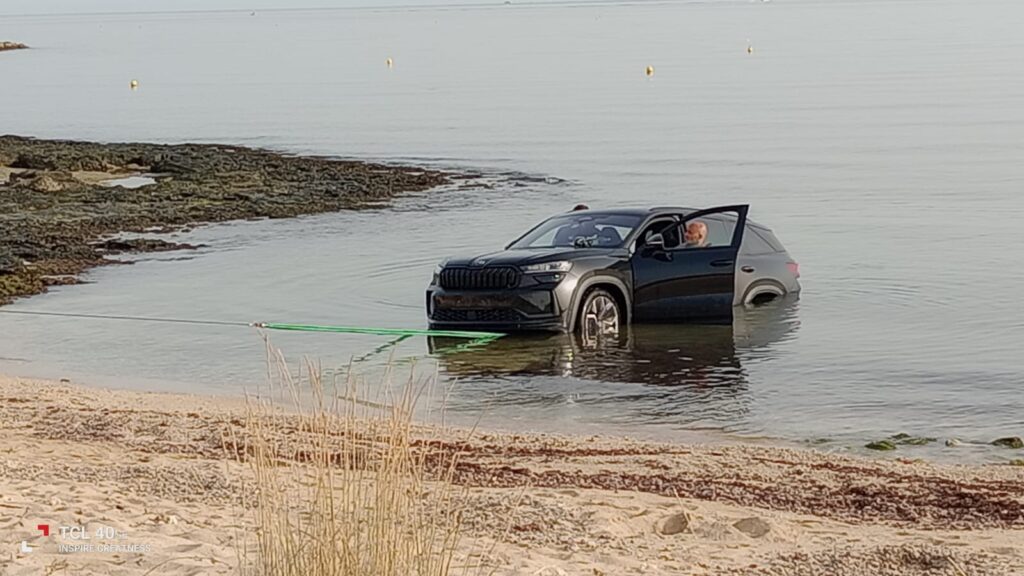 Auto finisce in mare durante il parcheggio: paura nella notte sulla litoranea fasanese - Osservatorio Fasano Auto finisce in mare durante il parcheggio: paura nella notte sulla litoranea fasanese - Osservatorio Fasano