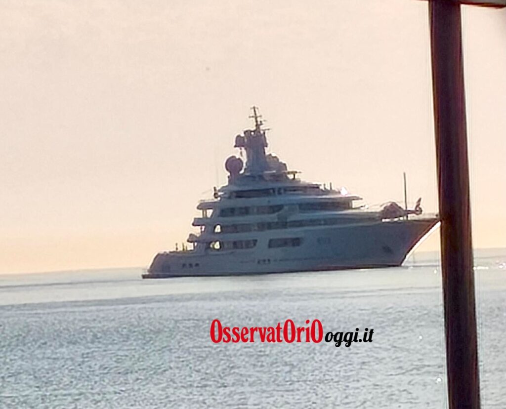 Il gigante dei mari fa tappa a Savelletri: lo yacht dell'ambasciatore USA incanta la costa fasanese - Osservatorio Fasano Il gigante dei mari fa tappa a Savelletri: lo yacht dell'ambasciatore USA incanta la costa fasanese - Osservatorio Fasano