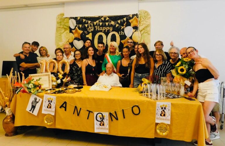 Un secolo di vita: grande festa alla “Don Angelo Sabatelli” per i 100 anni di Antonio Saponaro Un secolo di vita: grande festa alla "Don Angelo Sabatelli" per i 100 anni di Antonio Saponaro - Osservatorio Fasano