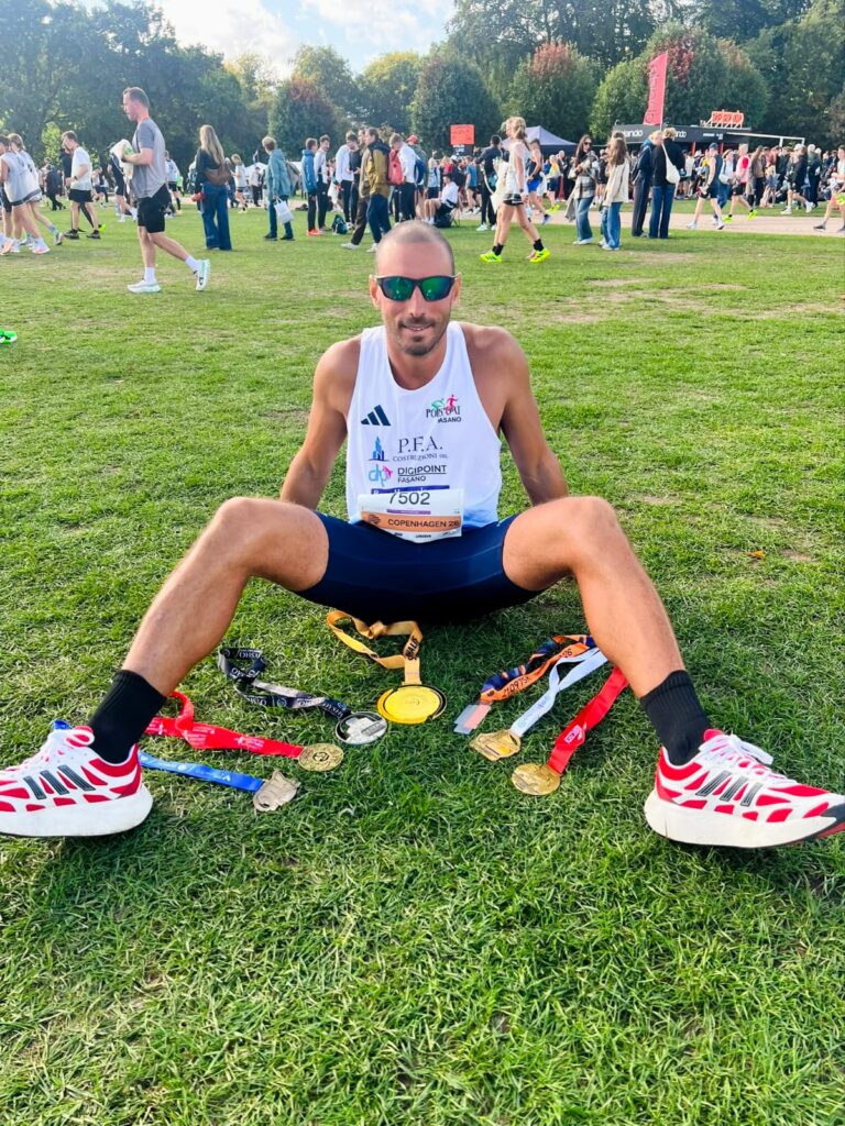 Marco Savoia completa le SuperHalfs: il circuito delle sei mezze maratone europee in maglia Polisport - Osservatorio Fasano Marco Savoia completa le SuperHalfs: il circuito delle sei mezze maratone europee in maglia Polisport - Osservatorio Fasano