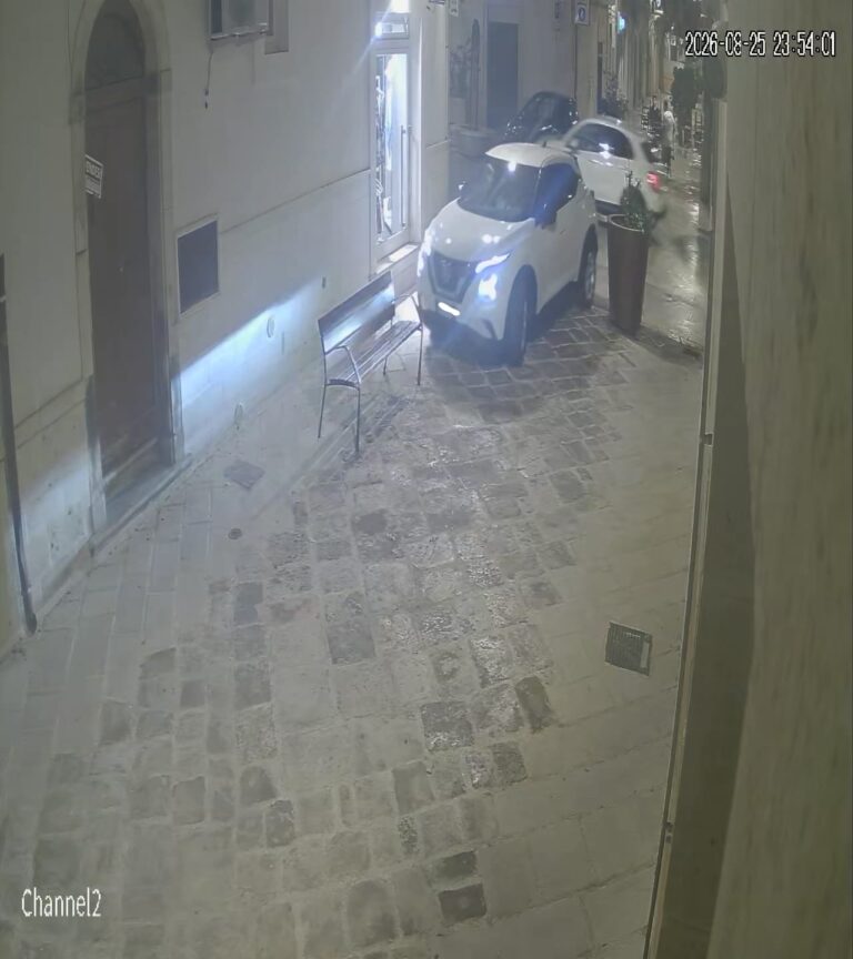 Via Forcella: la panchina distrutta non è opera dei vandali, ma di un’auto in divieto Via Forcella: la panchina distrutta non è opera dei vandali, ma di un'auto in divieto - Osservatorio Fasano