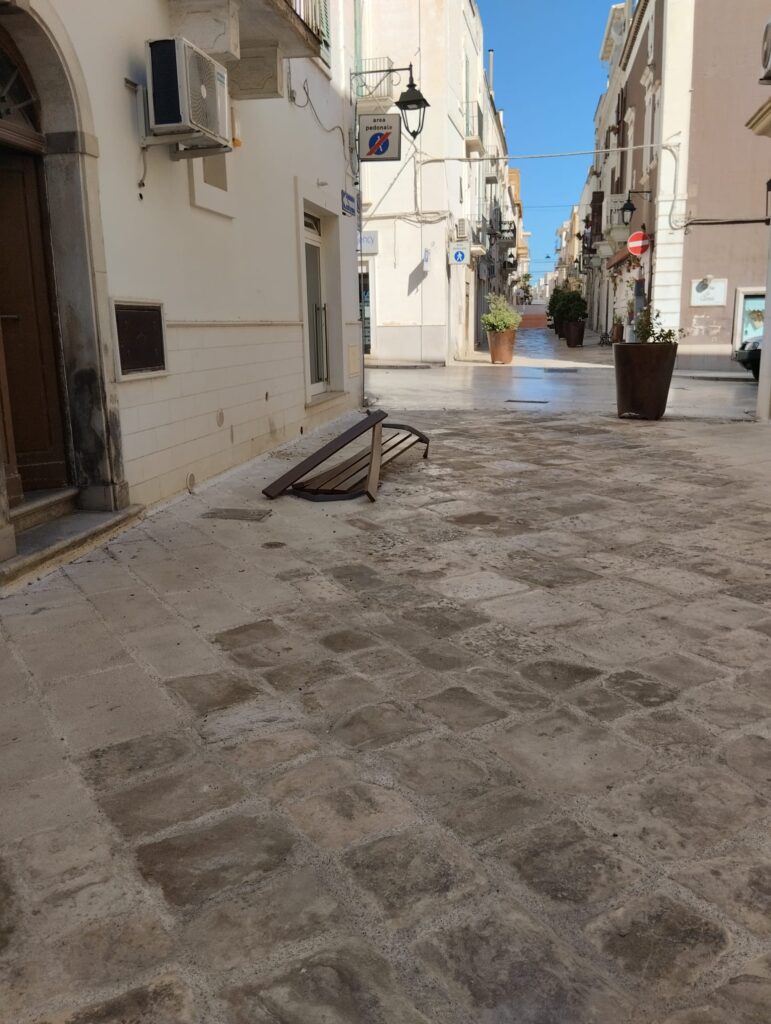 Via Forcella: la panchina distrutta non è opera dei vandali, ma di un'auto in divieto - Osservatorio Fasano Via Forcella: la panchina distrutta non è opera dei vandali, ma di un'auto in divieto - Osservatorio Fasano