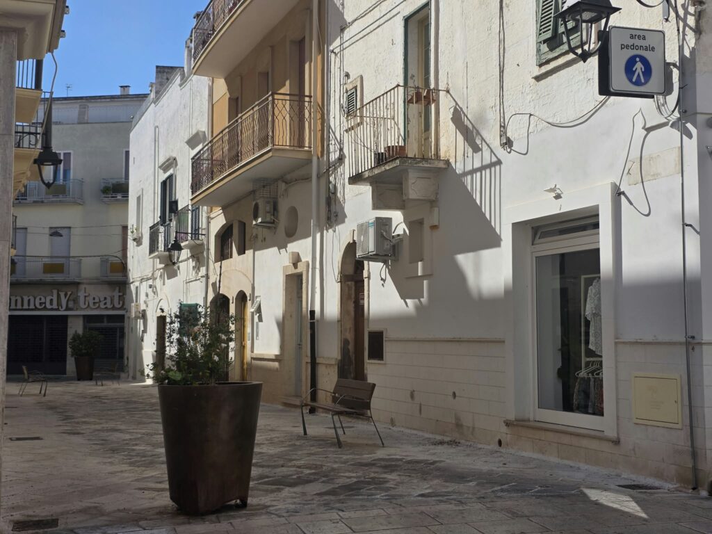 Via Forcella: la panchina distrutta non è opera dei vandali, ma di un'auto in divieto - Osservatorio Fasano Via Forcella: la panchina distrutta non è opera dei vandali, ma di un'auto in divieto - Osservatorio Fasano
