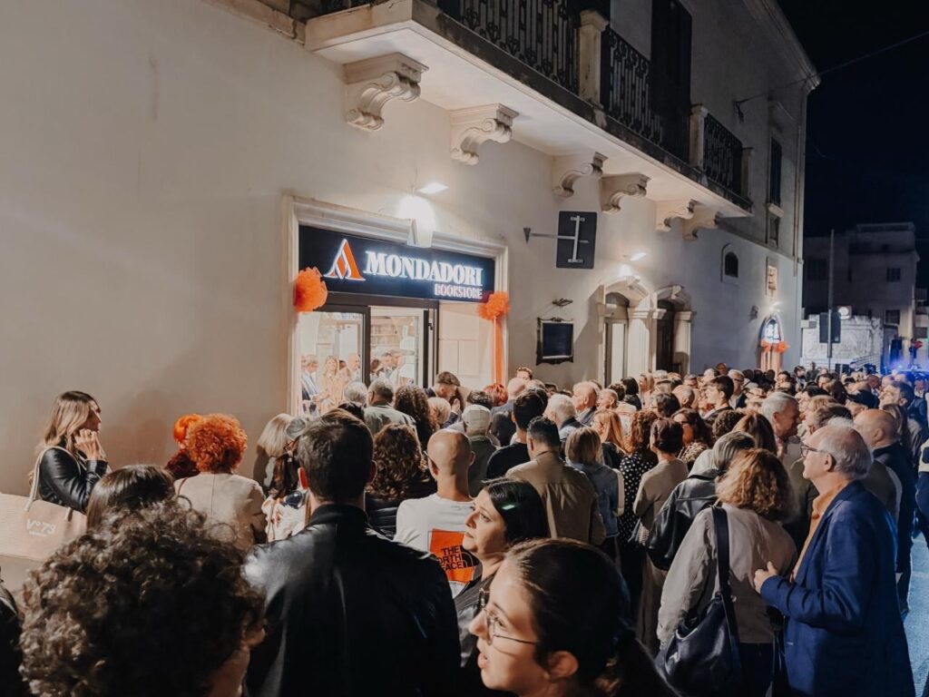 IN CENTINAIA PER L’APERTURA DEL NUOVO MONDADORI BOOKSTORE - CAFFÈ LETTERARIO - Osservatorio Fasano
