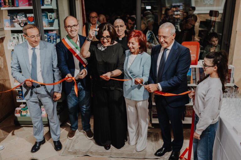 IN CENTINAIA PER L’APERTURA DEL NUOVO MONDADORI BOOKSTORE - CAFFÈ LETTERARIO - Osservatorio Fasano