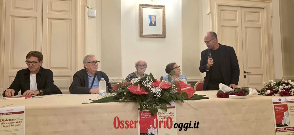 Presentato «Dialettando… alla scoperta della Lingua dei padri»: il dialetto fasanese riabbraccia le sue radici a Palazzo di Città - Osservatorio Fasano Presentato «Dialettando… alla scoperta della Lingua dei padri»: il dialetto fasanese riabbraccia le sue radici a Palazzo di Città - Osservatorio Fasano