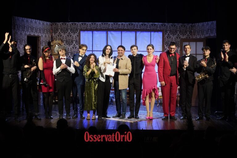Tragedia jazz e brividi al Teatro Sociale: gli “Artisti Anonimi” conquistano Fasano Tragedia jazz e brividi al Teatro Sociale: gli "Artisti Anonimi" conquistano Fasano - Osservatorio Fasano