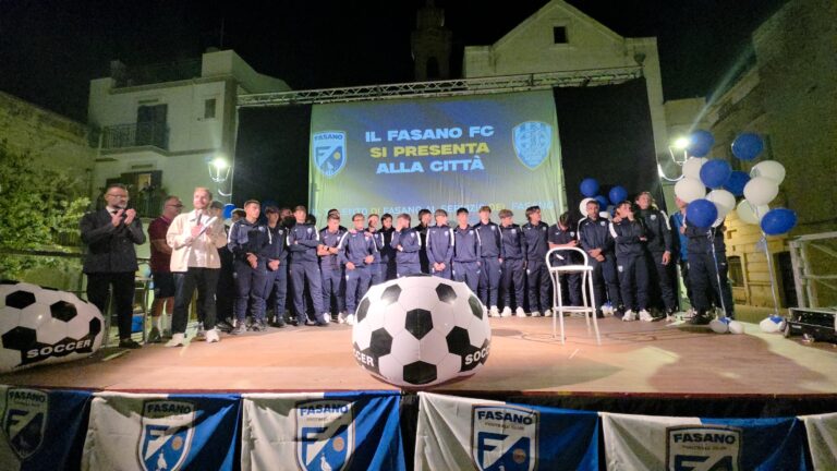 Entusiasmo e Passione in Piazza Mercato Vecchio: il Fasano FC si presenta ufficialmente alla Città Entusiasmo e Passione in Piazza Mercato Vecchio: il Fasano FC si presenta ufficialmente alla Città - Osservatorio Fasano
