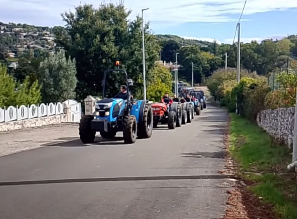 I giovani e i trattori conquistano Cocolicchio: l’orgoglio agricolo sfila tra i trulli - Osservatorio Fasano I giovani e i trattori conquistano Cocolicchio: l’orgoglio agricolo sfila tra i trulli - Osservatorio Fasano