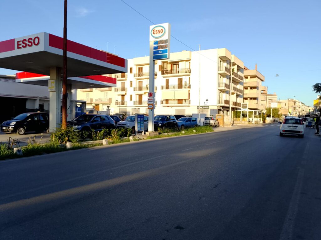 Crisi del gasolio a Fasano: pompe a secco e prezzi alle stelle fino a 2,60 euro al litro - Osservatorio Fasano Crisi del gasolio a Fasano: pompe a secco e prezzi alle stelle fino a 2,60 euro al litro - Osservatorio Fasano