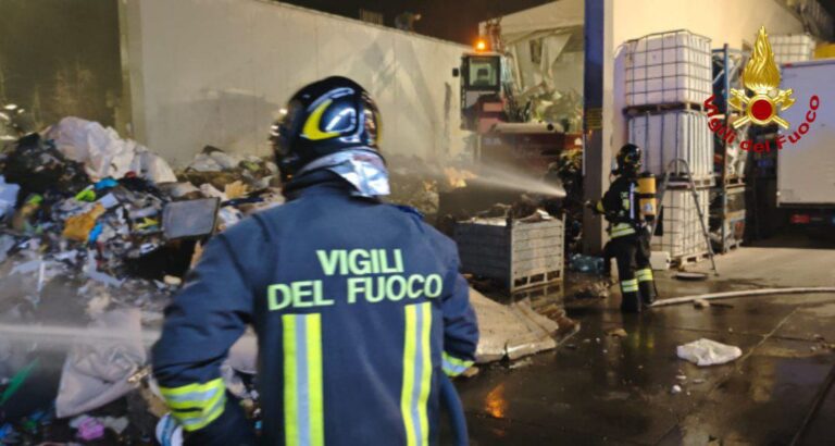 Incendio nella notte a Fasano: fiamme nei depositi di un’azienda di rifiuti in contrada Sant’Angelo Incendio nella notte a Fasano: fiamme nei depositi di un'azienda di rifiuti in contrada Sant'Angelo - Osservatorio Fasano