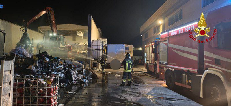 Incendio nella notte a Fasano: fiamme nei depositi di un'azienda di rifiuti in contrada Sant'Angelo - Osservatorio Fasano Incendio nella notte a Fasano: fiamme nei depositi di un'azienda di rifiuti in contrada Sant'Angelo - Osservatorio Fasano